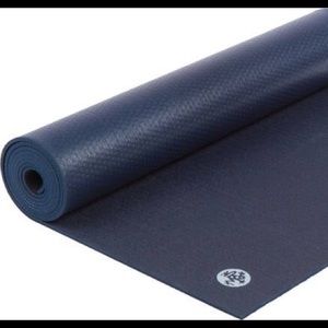 🛍🛍🛍authentic Manduka yoga mat and carry strap